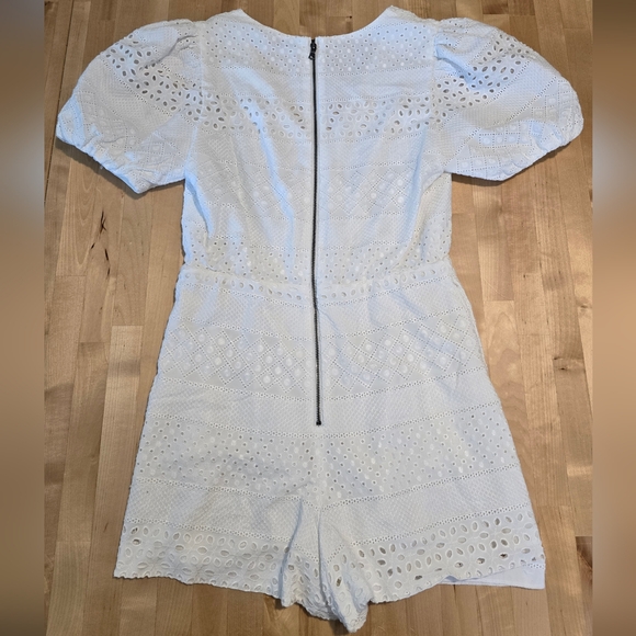 Alice + Olivia Paulina Eyelet Romper Size 4 - Picture 4 of 7